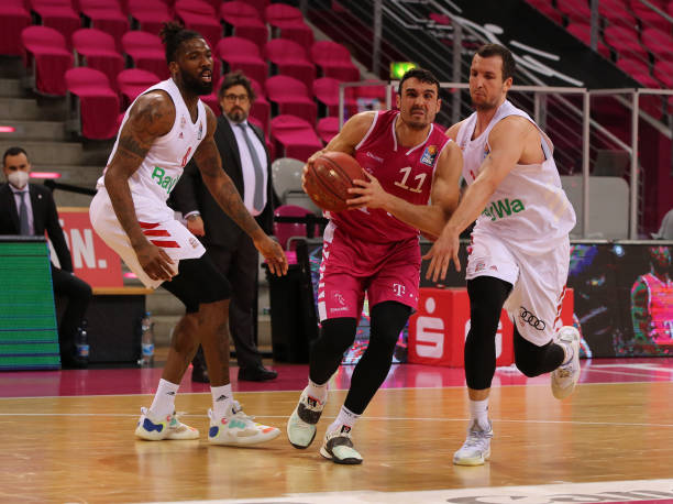 在边路防守 在边路防守