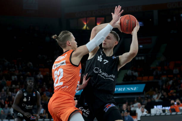 球员输送更 球员输送更