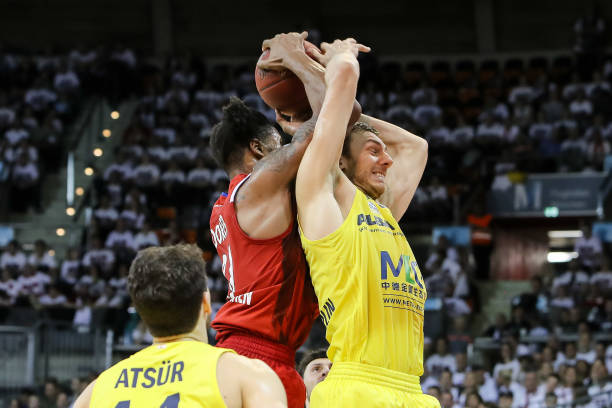 意甲第12轮裁判安排：西蒙尼-索扎执法米兰德比（意甲第12轮裁判出炉：西蒙尼-索扎将执法米兰德比）